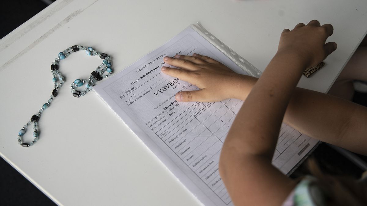 Ve školách končí pololetí, školáci a studenti dostanou vysvědčení